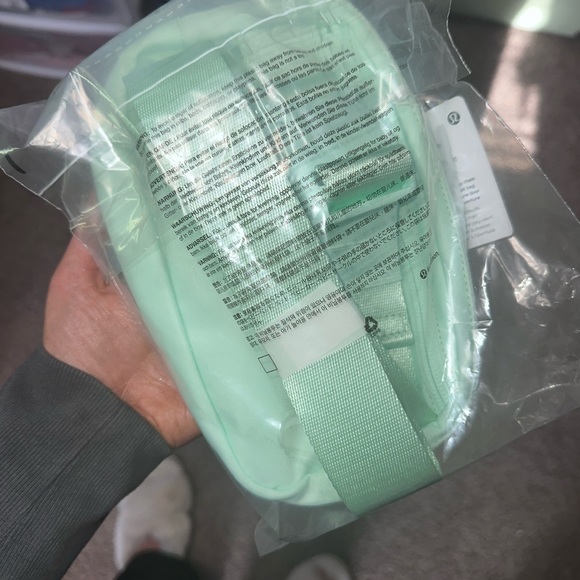 Sold out limited edition Mint moment lululemon belt bag - Picture 5 of 9